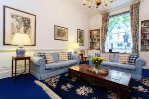 un soggiorno con 2 divani e un tavolino da caffè di Veeve - Queen's Gardens Flat a Londra