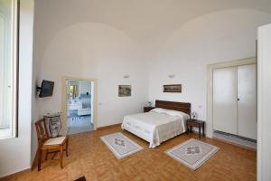 アマルフィにあるDama di Fioriの白いベッドルーム(ベッド1台、鏡付)