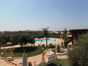 - une vue sur un complexe avec une piscine dans l'établissement Villa Alisia, à Zingarello