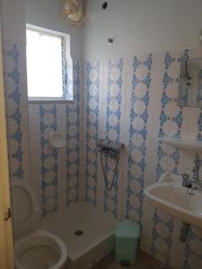 A bathroom at Pansion Marousa