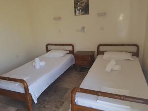 A bed or beds in a room at Pansion Marousa