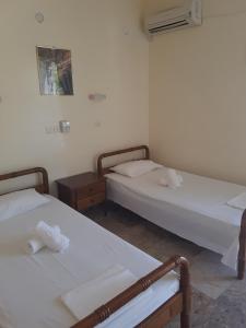 A bed or beds in a room at Pansion Marousa