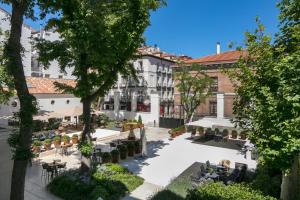 an overhead view of a courtyard with tables and chairs at Palacio de los Duques Gran Meliá - The Leading Hotels of the World in Madrid