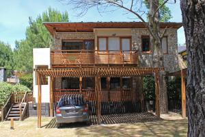 una casa con un coche aparcado delante de ella en Pehuen Aprt en Mar de las Pampas