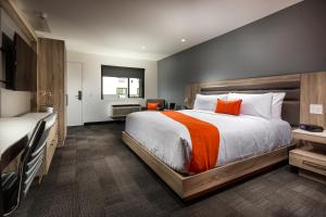 Gallery image of Canoga Hotel at Warner Center in Canoga Park +22 photos