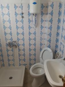 A bathroom at Pansion Marousa