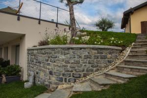 A garden outside Villa La Rosa B&B