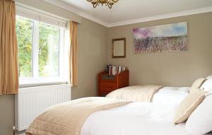 A bed or beds in a room at Poundgate Park Cottage 