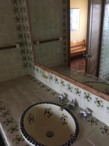 a bathroom with a sink and a mirror at Hotel Regalo del Alma in Tequisquiapan