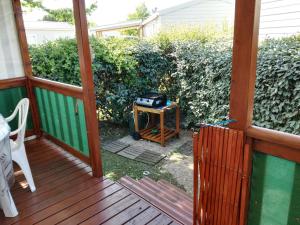 Ein Garten an der Unterkunft MOBIL HOME 43 dans Camping 4 Etoiles