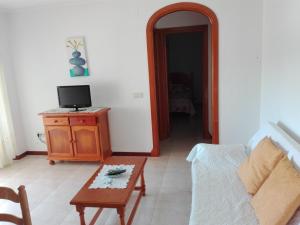 Μια τηλεόραση ή/και κέντρο ψυχαγωγίας στο Apartamentos Esther