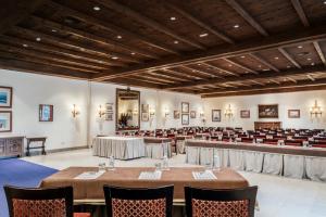 une salle à manger avec des tables et des chaises dans un bâtiment dans l'établissement Parador de Baiona, à Baiona