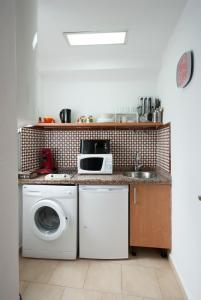 a kitchen with a washing machine and a sink at APN Rio Darro in Granada
