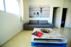 uma sala de estar com um sofá e uma mesa em Manga Verde Beach Residence em Itamaracá