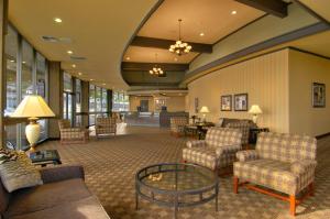 Posezení v ubytování Red Lion Hotel Coos Bay