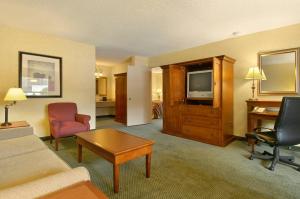 TV a/nebo společenská místnost v ubytování Red Lion Hotel Coos Bay