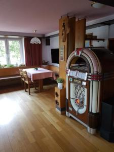TV a/nebo společenská místnost v ubytování Bed and Breakfast Krone