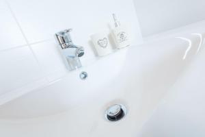 a bathroom with a sink and a bath tub at TeglioVacanze in Teglio