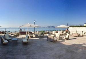 een groep stoelen en parasols op het strand bij Klaton Beach Hotel in Formia