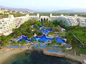 una vista aérea de un complejo con piscinas azules en Barceló Karmina - All Inclusive, en Manzanillo