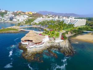 uma vista aérea de um resort numa ilha na água em Barceló Karmina - All Inclusive em Manzanillo