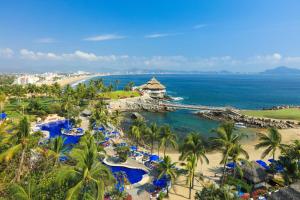 uma vista aérea da praia num resort em Barceló Karmina - All Inclusive em Manzanillo