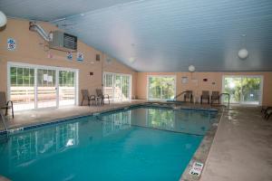 a large swimming pool in a large room at Hampton Falls Inn in Hampton Falls