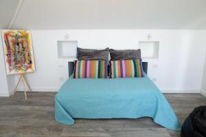 A bed or beds in a room at Lisbon Beach Apartments 6