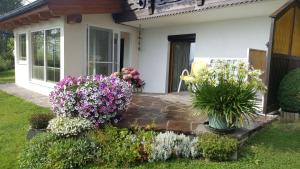 A garden outside Ferienwohnung Bernsteiner