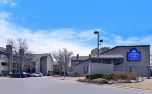 un estacionamiento frente a un edificio en Americas Best Value Inn & Suites Extended Stay - Tulsa, en Tulsa