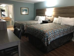 Postel nebo postele na pokoji v ubytování Winton Inn & Suites