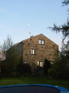 uma casa de tijolos com janelas em cima em West Nattrass Guest House em Alston