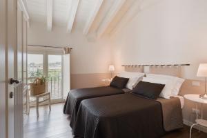 sypialnia z łóżkiem i balkonem w obiekcie Appartamenti Palazzo Scolari w mieście Polpenazze del Garda +37 zdjęć