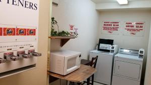 Afbeelding uit fotogalerij van Western Budget Motel Cold Lake in Cold Lake +30 foto's