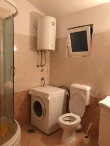 A bathroom at Apartman Mara