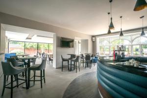 un ristorante con tavoli e sedie e un bar di Steventon House Hotel a Abingdon