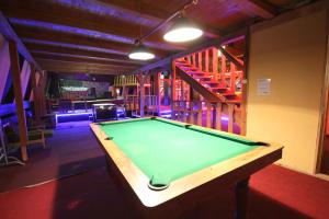 Biliár nebo kulečník v ubytování Hostel KlonDike