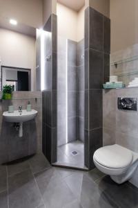 een badkamer met een douche, een toilet en een wastafel bij Happy Tower in Krakau
