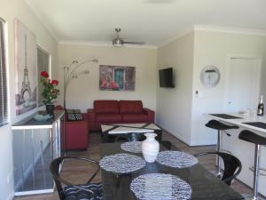 South Yunderup的住宿－洋達浦坎尼小屋，客厅配有桌椅和沙发