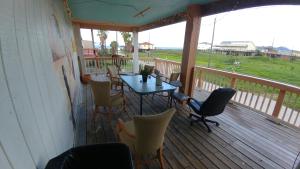 eine Veranda mit einem Tisch und Stühlen auf einer Terrasse in der Unterkunft Anchor Motel & RV Park in Surfside Beach