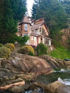 Gallery image of Serenity By The Sea Retreats in Galiano