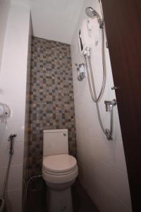 een kleine badkamer met toilet en douche bij Darin Hostel in Bangkok