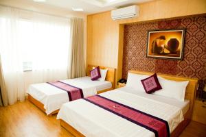 Postel nebo postele na pokoji v ubytování Venus Hotel Ha Noi