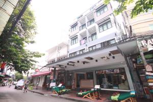 een gebouw aan de kant van een straat bij Darin Hostel in Bangkok