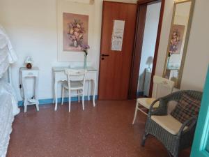 トッレ・サン・ジョヴァンニ・ウジェントにあるAraucariaのテーブルと椅子、ダイニングルームが備わります。