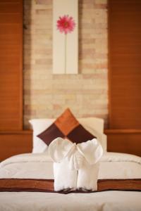 a pair of towels sitting on top of a bed at Phurua Resort in Phu Ruea