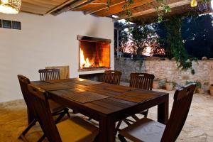 stół jadalny i krzesła z kominkiem w obiekcie Robinson House Nicolina w Hvarze +37 zdjęć