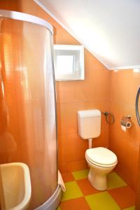 łazienka z toaletą i umywalką w obiekcie Pensiunea Anita w mieście Haţeg