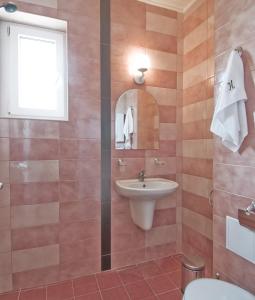 ソゾポルにあるСвети Никола Кавацитеのバスルーム(洗面台、鏡付)