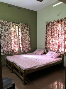 Postel nebo postele na pokoji v ubytování Devanjana Inn Guruvayoor